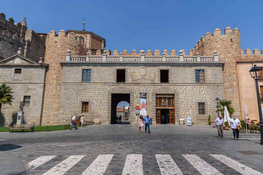 Ávila 102 - muralla - Puerta de las Carnicerías.jpg